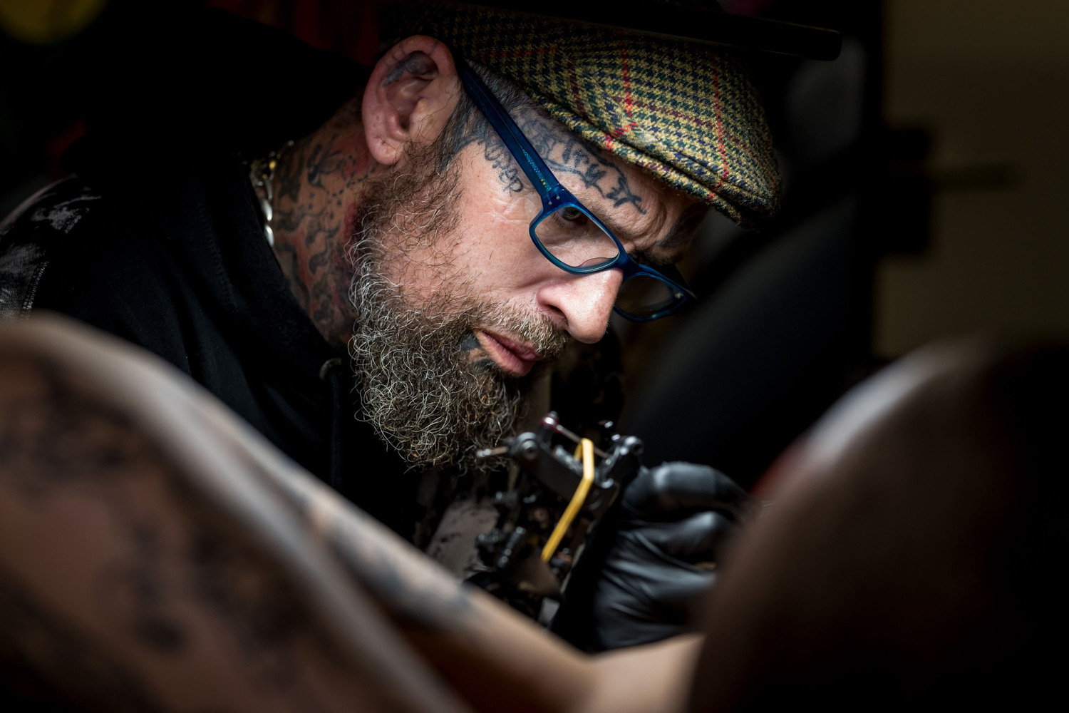 Ontdek de creatieve kunstenaars achter de tattoos en piercings